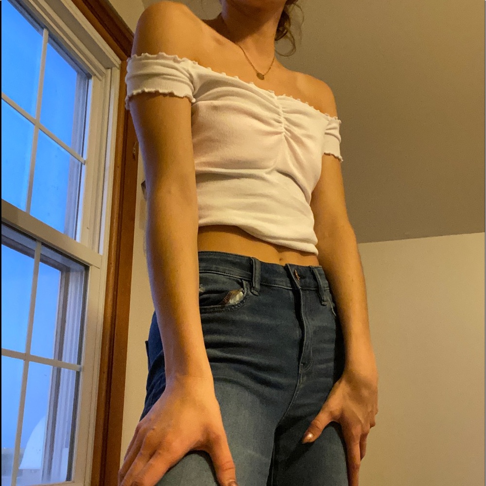 🎄White off the shoulder crop top